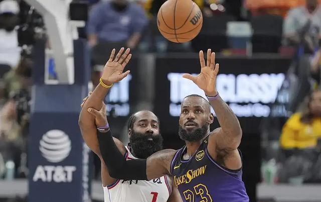 里程碑夜洛杉矶快船临场应变；NBA常规赛冲刺阶段刷纪录；气氛紧张；资深球员宣示担当的简单介绍